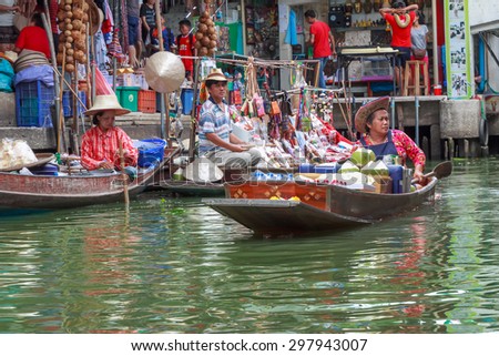 Ratchaburi,Thailand-July 5,2015 Sunday morning Floating Market Locals selling fresh fruit and vegetables, cooked food and souvenirs.