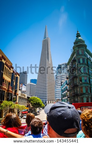SAN FRANCISCO - JUL 27 Transamerica bank building on July 27, 2007 in San Francisco. The building was built on a special base platform that allows it to reduce shaking from earthquakes.Tourist look on