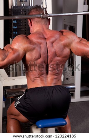 Bodybuilder training his back