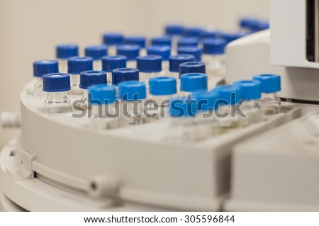 Blue cap sample vial in analysis tray, selective focus