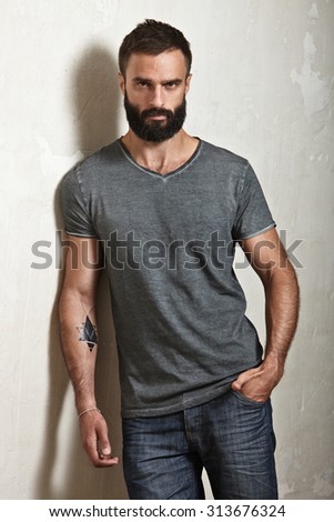 Bearded guy wearing grey blank t-shirt