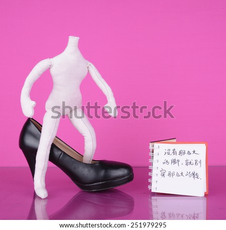 A doll wearing a big shoes .Chinese words meaning is: Hasn\'t the feet, do not wear the shoes.