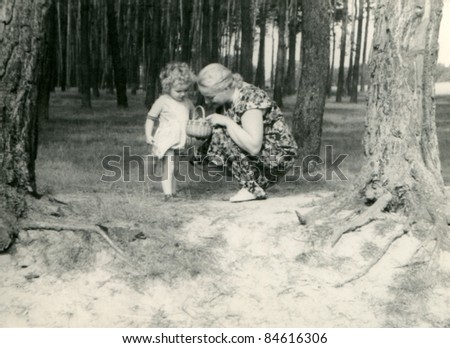 Vintage photo of mother and daughter  (fifties)