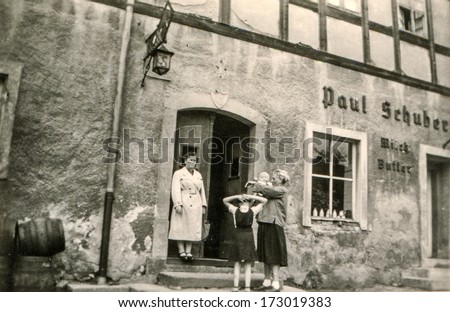 GERMANY, CIRCA FIFTIES - Vintage photo of women with children in front of grocery