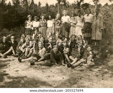 OSENBERGE, GERMANY, CIRCA FIFTIES - Vintage photo of group of children during a school trip