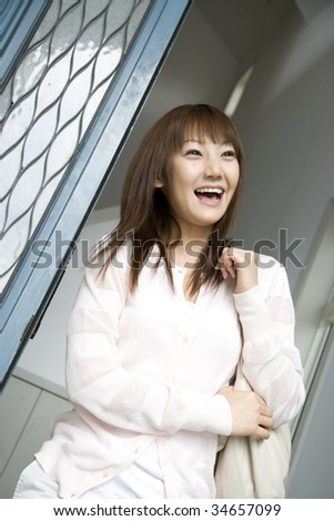 LIFESTYLE IMAGE-a Japanese woman ready for going to work
