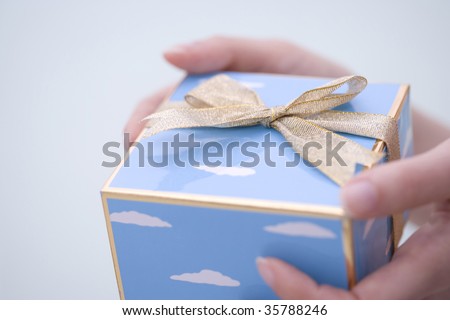 A lovely gift box with woman\'s hands