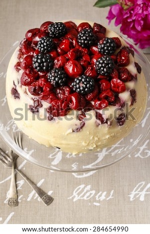 Cherry and blackberry cheesecake