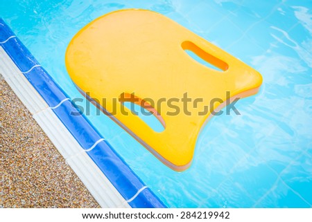 Foam board for the teaching of swimming beside swimming pool