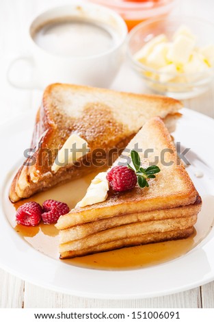 French toast with raspberries, maple syrup and butter