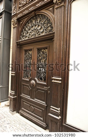 A nice picture of the side door to a classical European architecture.
