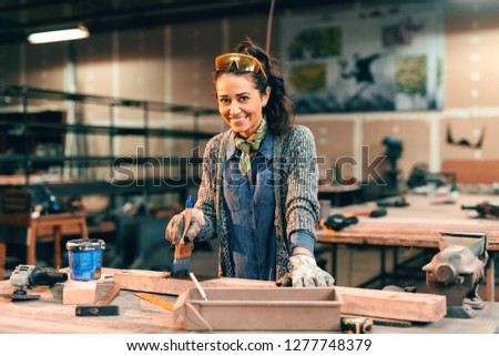 Foto Bild Junge Frau bei Holzarbeiten in einer Werkstatt