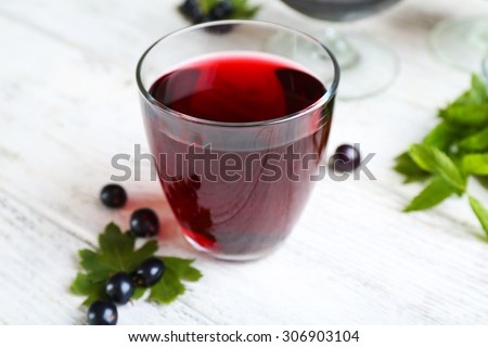 Fresh currant juice with berries on table close up
