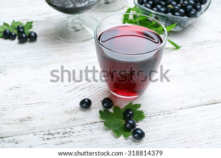 Fresh currant juice with berries on table close up