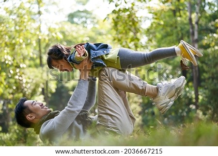 Similar – Foto Bild Vater mit Tochter haben Spaß auf dem Rasen im Park