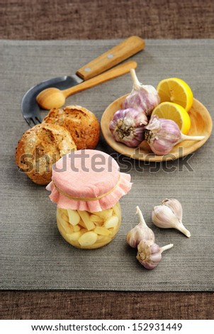 canned pink garlic lobules with bread and lemon