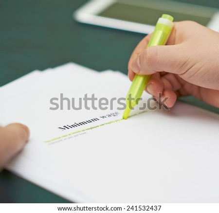 Marking words in a minimum wage definition, shallow depth of field composition