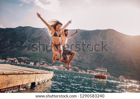 Similar – Foto Bild glückliche kaukasische Frau Tauchen im Schwimmbad. Unterwasser-Ansicht. Sommerzeit und Urlaub Konzept