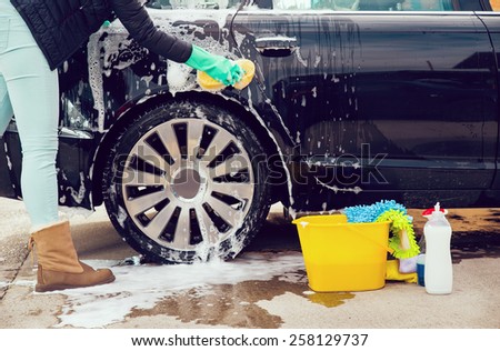 Cleaning the wheel car wash with a sponge
