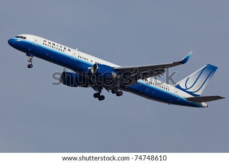 LAS VEGAS - NOVEMBER 12: Boeing 757 United climbs from McCarran airport in Las Vegas, USA on November 12, 2010. United is one of the world\'s largest airlines with 48,000 employees and 359 aircraft