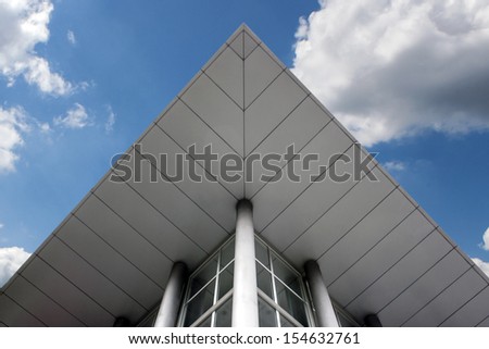 The combination of modern materials and colors in the roof facade of the modern business building