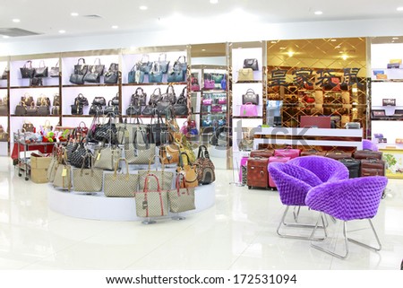 TANGSHAN - NOVEMBER 16: Lady bag and the visitors in a store on November 16, 2013, tangshan city, hebei province, China.