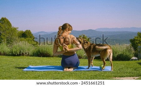 Similar – Foto Bild Lächelnde Frau macht Yoga in Stehende Hand zu Fuß Pose