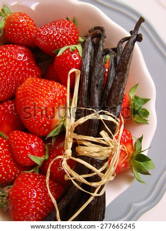 vanilla pod, vanilla bean, strawberries