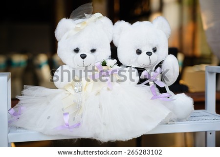 wedding decor at restaurant with two bears