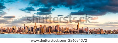 Panoramic view of the midtown Manhattan skyline before sunset (ultra high resolution)