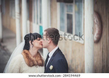 Kiss the bride and groom wedding coupe kissing