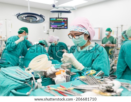 scrub nurse praparing tools in critical situation
