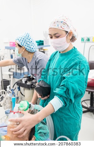 anesthesia nurse holding oxygene mask for pre oxygenation