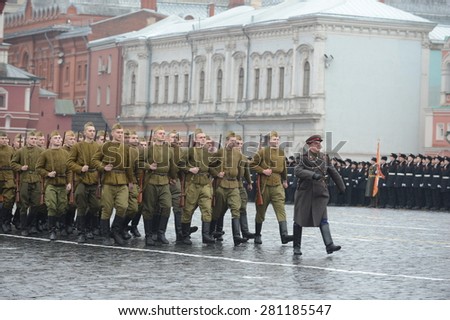 MOSCOW, RUSSIA - NOVEMBER 7,2014: Russian soldiers in the form of the Great Patriotic War at the parade on Red Square in Moscow.