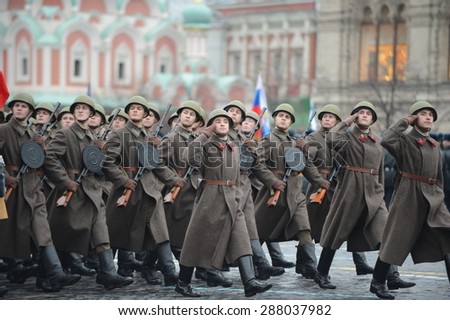 MOSCOW, RUSSIA - NOVEMBER 7, 2013: Russian soldiers in the form of the Great Patriotic War at the parade on Red Square in Moscow.