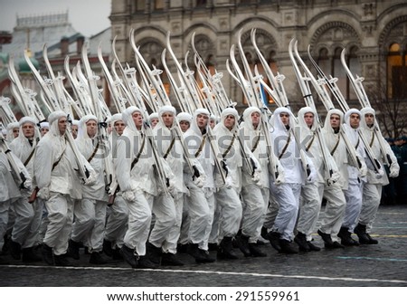 MOSCOW, RUSSIA - NOVEMBER 7,2013: Russian soldiers in the form of the Great Patriotic War at the parade on Red Square in Moscow.