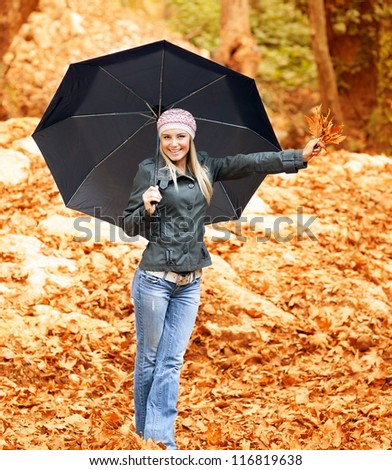Photo lovely woman walk under umbrella in rainy day in autumnal park