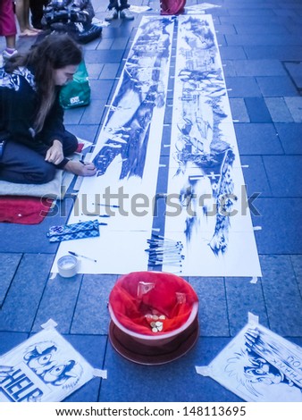 SYDNEY-AUGUST  25: Pen drawing show by street artist in  Sydney,Australia on 25 August 2012 .Street artist got donation from the audience .
