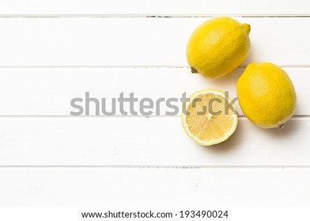 the fresh lemon on kitchen table
