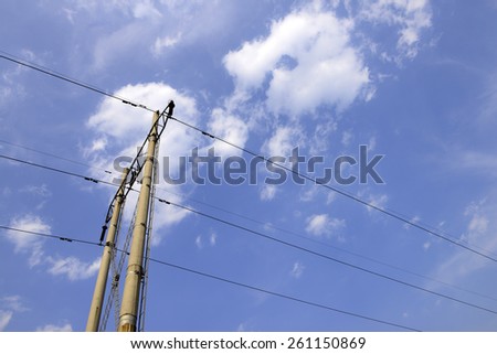 Set up the pole under the blue sky, close-up
