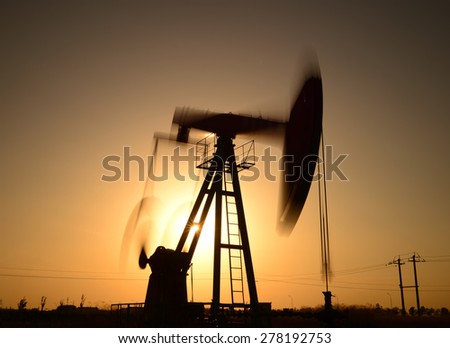 Isolated operation of the pumping unit of the close-up, under the setting sun