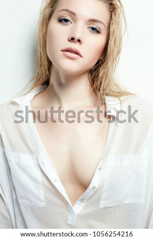 Wet nude blond woman — img 8