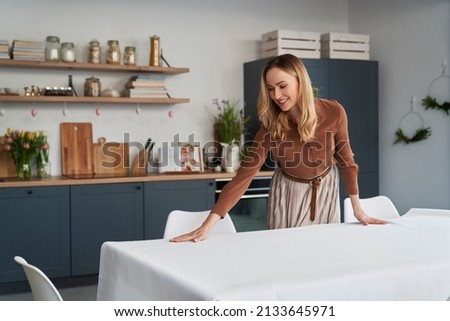 Caucasian woman laying table with a white tablecloth  Foto stock © 