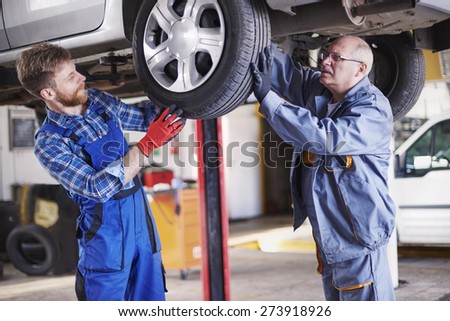 Changing the tire let\'s leave for professionals