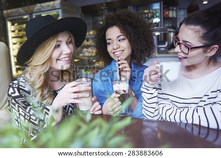 Three women means meeting at the cafe