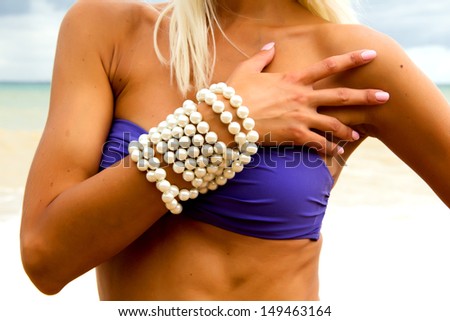The photo shows a beautiful woman's body with ornaments made Ã?Â¢??Ã?Â¢??of beads.