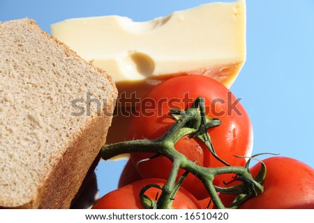Rye bread, tomatoes and cheese