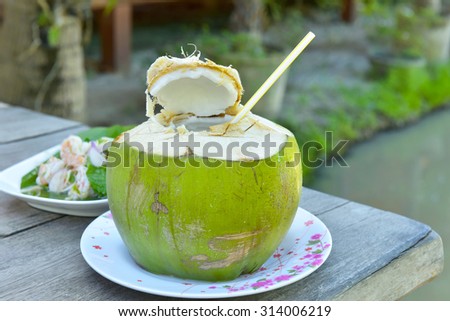 Open a coconut drink coconut water, sweet and refreshing.