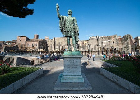 ROME - CIRCA SEPTEMBER 214: Statue of the roman emperor Julius Caesar with ancient ruins foro background