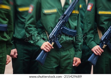 Soldiers with machine-guns standing in line